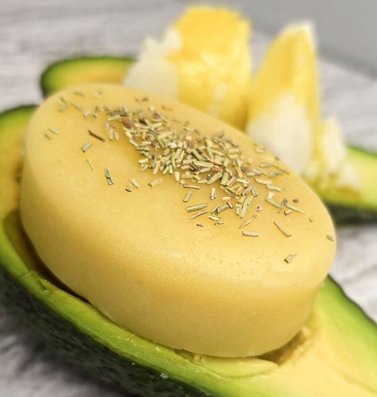MAYKA wygładzająca odżywka do włosów w kostce Silky Wonder z olejem z awodako 55g